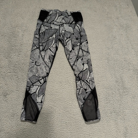 LULULEMON Pace Rival Crop Dottie Tribe Leggings Size 6 Inseam 25" Black White - Picture 1 of 10